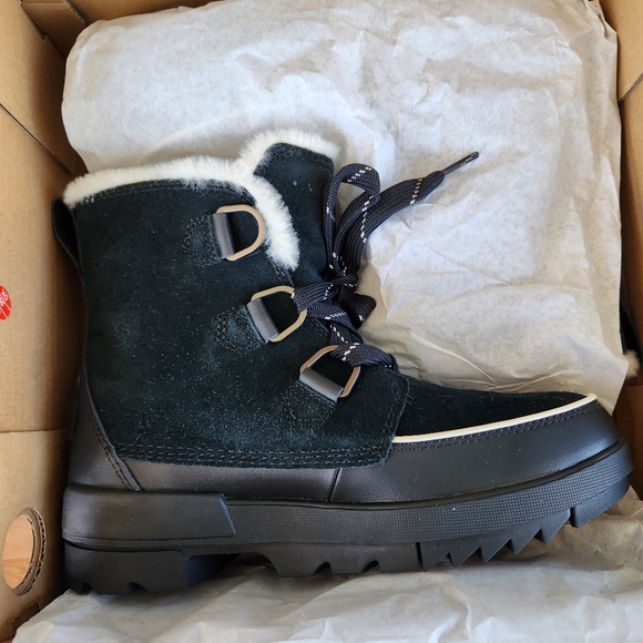 SOREL Tivoli IV Waterproof Boots Black with soft faux fur lining. - Picture 11 of 16